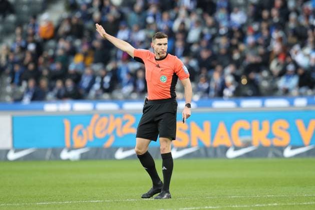 23.11.2024, xtgx, Fussball 2. Bundesliga, Hertha BSC Berlin - SSV Ulm 1846 emspor, v.l. Schiedsrichter, Schiri, referee Eric Weisbach gibt Anweisungen, gestikuliert mit den Armen, gesticulate, gives instructions nach VAR Videobeweis (DFL DFB REGULATIONS PROHIBIT ANY USE OF PHOTOGRAPHS as IMAGE SEQUENCES and or QUASI-VIDEO) Berlin
