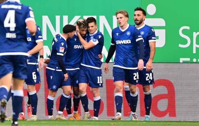 23.11.2024 - Fussball - Saison 2024 2025 - 2. Fussball - Bundesliga - 13. Spieltag: SpVgg Greuther Fürth ( Kleeblatt ) - Karlsruher SC KSC Karlsruhe - Sportfoto Zink MeZi - xmexzix - DFL regulations prohibit any use of photographs as image sequences and or quasi-video - only for editorial use - Torjubel Jubel Freude nach Treffer Tor Torschuß zum 1:2 durch Bambase Conte (31, Karlsruher SC KSC )