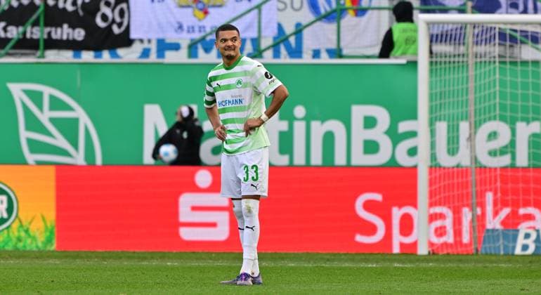 23.11.2024 - Fussball - Saison 2024 2025 - 2. Fussball - Bundesliga - 13. Spieltag: SpVgg Greuther Fürth ( Kleeblatt ) - Karlsruher SC KSC Karlsruhe - Sportfoto Zink MeZi - xmexzix - DFL regulations prohibit any use of photographs as image sequences and or quasi-video - only for editorial use - Maximilian Solomon Dietz (33, SpVgg Greuther Fürth ) enttäuscht Enttäuschung