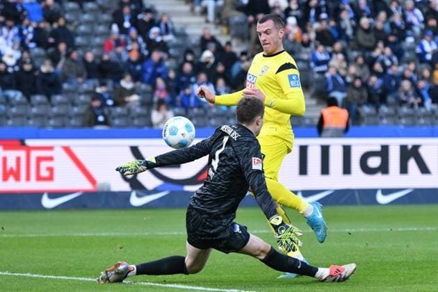 Aleksandar Kahvic (SSV Ulm 1846, 22) und Tjark Ernst (Hertha BSC Berlin, 1) GER, Hertha BSC gegen SSV Ulm 1846, Fussball, 2. Bundesliga, Saison 2024 2025, 13. Spieltag, 23.11.2024 (DFL REGULATIONS PROHIBIT ANY USE OF PHOTOGRAPHS AS IMAGE SEQUENCES AND OR QUASI-VIDEO.) GER, Hertha BSC gegen SSV Ulm 1846, Fussball, 2. Bundesliga, Saison 2024 2025, 13. Spieltag, 23.11.2024 Berlin