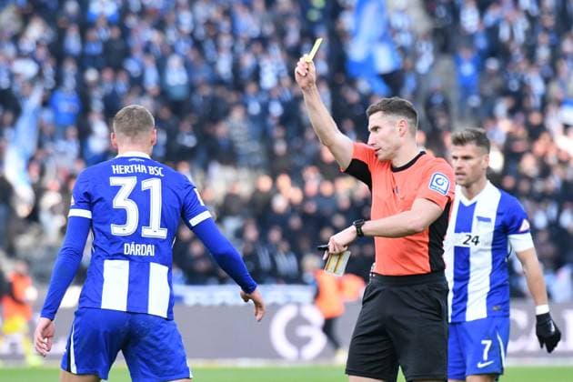 Gelbe Karte für Marton Dardai (Hertha BSC Berlin, 31) GER, Hertha BSC gegen SSV Ulm 1846, Fussball, 2. Bundesliga, Saison 2024 2025, 13. Spieltag, 23.11.2024 (DFL REGULATIONS PROHIBIT ANY USE OF PHOTOGRAPHS AS IMAGE SEQUENCES AND OR QUASI-VIDEO.) GER, Hertha BSC gegen SSV Ulm 1846, Fussball, 2. Bundesliga, Saison 2024 2025, 13. Spieltag, 23.11.2024 Berlin
