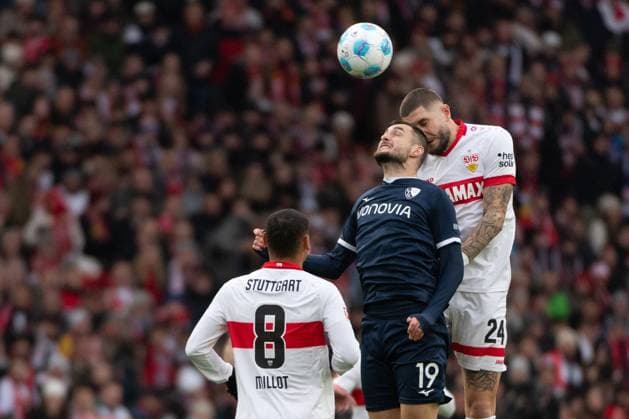 Sport Themen der Woche KW47 Sport Bilder des Tages v. li. im Kopfballduell Matus Bero (VfL Bochum, 19), Jeff Chabot (VfB Stuttgart, 24) GER, VfB Stuttgart vs. VfL Bochum, Fussball, Herren, 1. Bundesliga, 11. Spieltag, Spielzeit 2024 2025, 23.11.2024, DFL DFB REGULATIONS PROHIBIT ANY USE OF PHOTOGRAPHS AS IMAGE SEQUENCES AND OR QUASI-VIDEO, GER, VfB Stuttgart vs. VfL Bochum, Fussball, Herren, 1. Bundesliga, 11. Spieltag, Spielzeit 2024 2025, 23.11.2024 Stuttgart *** v li in header duel Matus Bero VfL Bochum, 19 , Jeff Chabot VfB Stuttgart, 24 GER, VfB Stuttgart vs VfL Bochum, Football, Men, 1 Bundesliga, Matchday 11, Season 2024 2025, 23 11 2024, DFL DFB REGULATES PROHIBIT ANY USE OF PHOTOGRAPHS AS IMAGE SEQUENCES AND OR QUASI VIDEO, GER, VfB Stuttgart vs VfL Bochum, Football, Men, 1 Bundesliga, Matchday 11, Season 2024 2025, 23 11 2024 Stuttgart Copyright: xEibner-Pressefoto WolfgangxFrankx EP_WFK