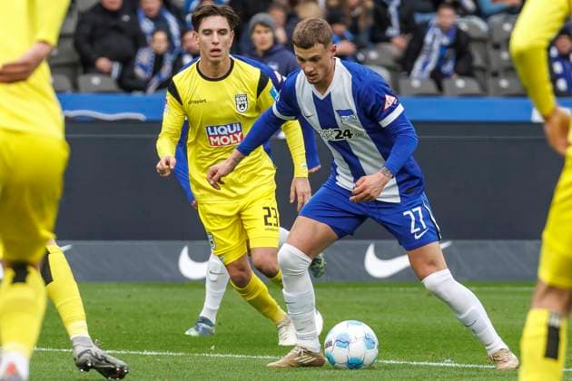 Berlin, 23.11.24, Fussball, 2.Bundesliga, 13. Spieltag, Hertha BSC - SSV Ulm 1846, Olympiastadion. Max Brandt von SSV Ulm kaempft gegen Berlins Mickal Cuisance um den Ball. DFL regulations and DFB regulations prohibit any use of photographs as image sequences and or quasi-video, Foto: Andreas Gora Hertha BSC - SSV Ulm 1846