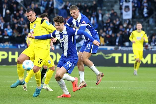 DEU, DFL, 2. FBL, Hertha BSC vs. SSV Ulm, 23.11.2024, Berliner Olympiastadion, Berlin, DEU, DFL, 2. FBL, Hertha BSC vs. SSV Ulm, im Bild Linus Gechter (Hertha BSC Berlin 44), Marton Dardai (Hertha BSC Berlin 31), Aleksandar Kahvic (SSV Ulm 1846 22) DFL - regulations prohibit any use of Photographs as image sequences and or quasi-video Foto: Juergen Engler nordphoto GmbH