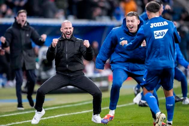 Sport Bilder des Tages Christian Ilzer (Trainer, Cheftrainer, Hoffenheim), jubelt über das Tor zum 4:3, Jubel, jubeln, Torjubel, Torerfolg, celebrate the goal, goal, celebration, jubelt ueber das Tor, Freuen, Freude, freut sich, optimistisch, positiv, Spielszene, Highlight, Freisteller, Ganzkörper, Einzelbild, Einzelfoto, Aktion, Action, 23.11.2024, Sinsheim (Deutschland), Fussball, Bundesliga, TSG 1899 Hoffenheim - RB Leipzig, DFB DFL REGULATIONS PROHIBIT ANY USE OF PHOTOGRAPHS AS IMAGE SEQUENCES AND OR QUASI-VIDEO. *** Christian Ilzer coach, head coach, Hoffenheim , cheers about the goal to 4 3, cheer, cheer, goal celebration, celebrate the goal, goal, celebration, cheers about the goal, rejoicing, joy, rejoices, optimistic, positive, game scene, highlight, cropped, full body, single image, single photo, action, action, 23 11 2024, Sinsheim Germany , Soccer, Bundesliga, TSG 1899 Hoffenheim RB Leipzig, DFB DFL REGULATIONS PROHIBIT ANY USE OF PHOTOGRAPHS AS IMAGE SEQUENCES AND OR QUASI VIDEO xozx