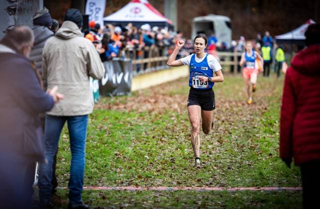 Bilder des Jahres 2024, Sport 11 November Sport Themen der Woche KW47 Sport Bilder des Tages Deutsche Crosslauf-Meisterschaften 2024; Hörstel-Riesenbeck, 23.11.2024 Kurz vor dem Ziel mit Siegerfaust: Hanna Klein (LAV Stadtwerke Tübingen) wird Deutsche Meisterin im Crosslauf der Frauen; Deutsche Crosslauf-Meisterschaften am 23.11.2024 auf dem Gelände des Pferdesportzentrum an der Surenburg in Hörstel-Riesenbeck (Nordrhein-Westfalen). *** German Cross-Country Championships 2024 Hörstel Riesenbeck, 23 11 2024 Shortly before the finish line with winning fist Hanna Klein LAV Stadtwerke Tübingen becomes German champion in womens cross-country German Cross-Country Championships on 23 11 2024 on the grounds of the equestrian sports center at the Surenburg in Hörstel Riesenbeck North Rhine-Westphalia Copyright: xBEAUTIFULxSPORTS R.xSchmittx