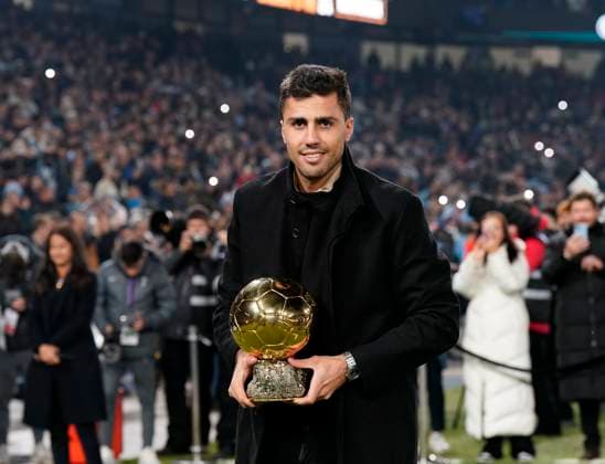 Sport Bilder des Tages Manchester, England, 23rd November 2024. Rodri receives his Ballon d Or trophy during the Premier League match at the Etihad Stadium, Manchester. Picture credit should read: Andrew Yates Sportimage EDITORIAL USE ONLY. No use with unauthorised audio, video, data, fixture lists, club league logos or live services. Online in-match use limited to 120 images, no video emulation. No use in betting, games or single club league player publications. SPI-3466-0002