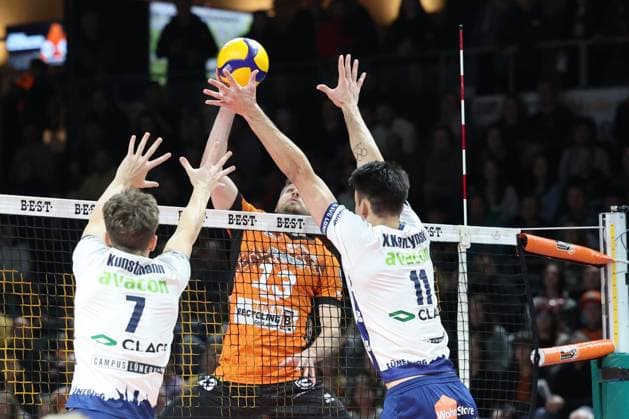 DVV - Pokal: Berlin Recycling Volleys vs. SVG Lüneburg Ruben Schott (BR Volleys, 13) in Angriff gegen den Block von Joscha Kunstmann (SVG Lüneburg, 7) , links und. Xander Ketrzynski (SVG Lüneburg, 11) während der Begegnung im in DVV - Pokal: Berlin Recycling Volleys vs. SVG Lüneburg in Berlin, Max-Schmeling-Halle, am 23.11.2024. Copyright: xBEAUTIFULxSPORTS Frankex