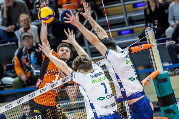 23.11.2024, Berlin, Volleyball, Maenner: DVV-Pokal, Viertelfinale, BR Volleys - SVG Lueneburg, Max-Schmeling-Halle. Berlins Ruben Schott (l-r) spielt den Ball gegen den Block aus Joscha Kunstmann und Xander Ketrzynski von SVG Lueneburg. BR Volleys - SVG Lueneburg