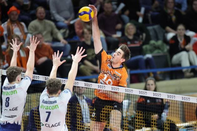 DVV - Pokal: Berlin Recycling Volleys vs. SVG Lüneburg Daniel Malescha (BR Volleys, 10) in Angriff gegen den Block von Theo Mohwinkel (SVG Lüneburg, 8) , links und Joscha Kunstmann (SVG Lüneburg, 7) während der Begegnung im in DVV - Pokal: Berlin Recycling Volleys vs. SVG Lüneburg in Berlin, Max-Schmeling-Halle, am 23.11.2024. Copyright: xBEAUTIFULxSPORTS Frankex
