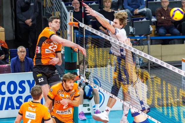 23.11.2024, Berlin, Volleyball, Maenner: DVV-Pokal, Viertelfinale, BR Volleys - SVG Lueneburg, Max-Schmeling-Halle. Berlins Jake Hanes (l) spielt den Ball vorbei am Block aus Lueneburg. BR Volleys - SVG Lueneburg