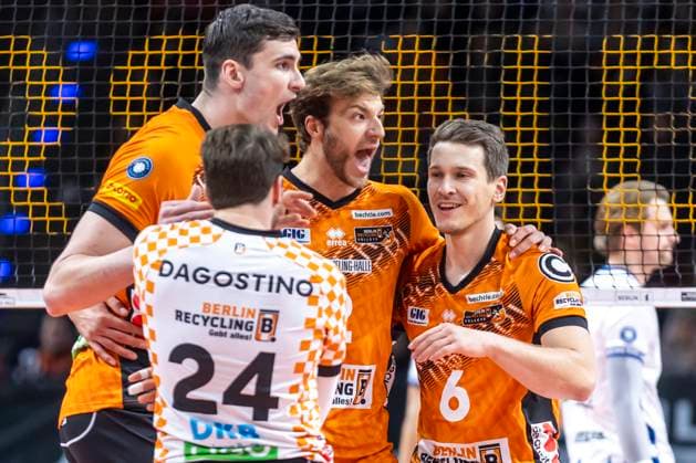 23.11.2024, Berlin, Volleyball, Maenner: DVV-Pokal, Viertelfinale, BR Volleys - SVG Lueneburg, Max-Schmeling-Halle. Spieler der Berlin Volleys jubeln nach einem Punkt. BR Volleys - SVG Lueneburg