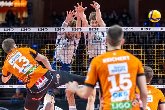 23.11.2024, Berlin, Volleyball, Maenner: DVV-Pokal, Viertelfinale, BR Volleys - SVG Lueneburg, Max-Schmeling-Halle. Berlins Ruben Schott (l) spielt den Ball vorbei am Block aus Lüneburg. BR Volleys - SVG Lueneburg
