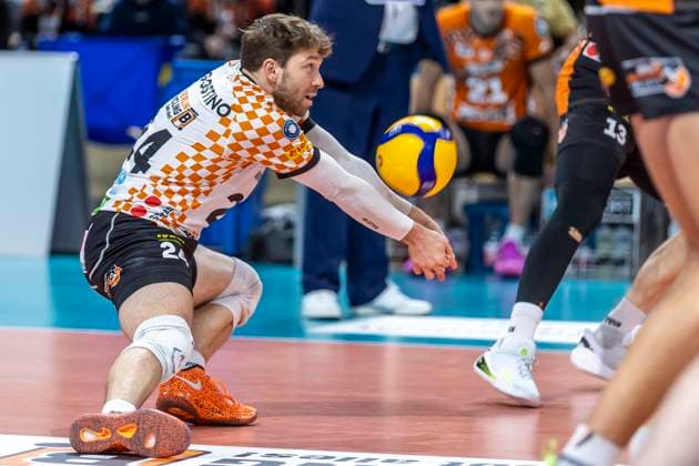 23.11.2024, Berlin, Volleyball, Maenner: DVV-Pokal, Viertelfinale, BR Volleys - SVG Lueneburg, Max-Schmeling-Halle. Berlins Libero Kyle Dagostino nimmt einen Ball an. BR Volleys - SVG Lueneburg