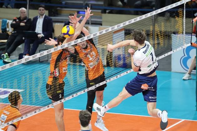 DVV - Pokal: Berlin Recycling Volleys vs. SVG Lüneburg Joscha Kunstmann (SVG Lüneburg, 7) in Angriff gegen den Block von Mattthew Knigge (BR Volleys, 2) und Ruben Schott (BR Volleys, 13) während der Begegnung im in DVV - Pokal: Berlin Recycling Volleys vs. SVG Lüneburg in Berlin, Max-Schmeling-Halle, am 23.11.2024. Copyright: xBEAUTIFULxSPORTS Frankex