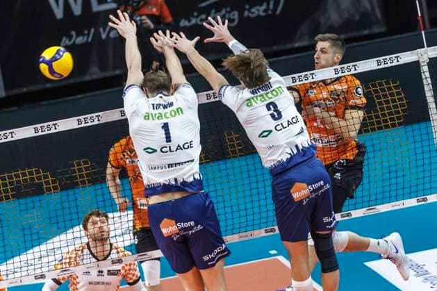 23.11.2024, Berlin, Volleyball, Maenner: DVV-Pokal, Viertelfinale, BR Volleys - SVG Lueneburg, Max-Schmeling-Halle. Berlins Moritz Reichert (r-l) spielt den Ball vorbei am Block aus Michael Wright und Simon Torwie von SVG Lueneburg. BR Volleys - SVG Lueneburg