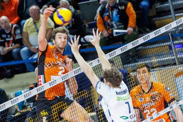 23.11.2024, Berlin, Volleyball, Maenner: DVV-Pokal, Viertelfinale, BR Volleys - SVG Lueneburg, Max-Schmeling-Halle. Berlins Matthew Knigge (l) spielt den Ball gegen Joscha Kunstmann von SVG Lueneburg. BR Volleys - SVG Lueneburg