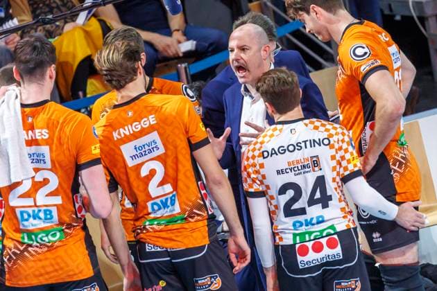 23.11.2024, Berlin, Volleyball, Maenner: DVV-Pokal, Viertelfinale, BR Volleys - SVG Lueneburg, Max-Schmeling-Halle. Trainer Joel Banks der Berlin Volleys bespricht sich mit seinem Team. BR Volleys - SVG Lueneburg