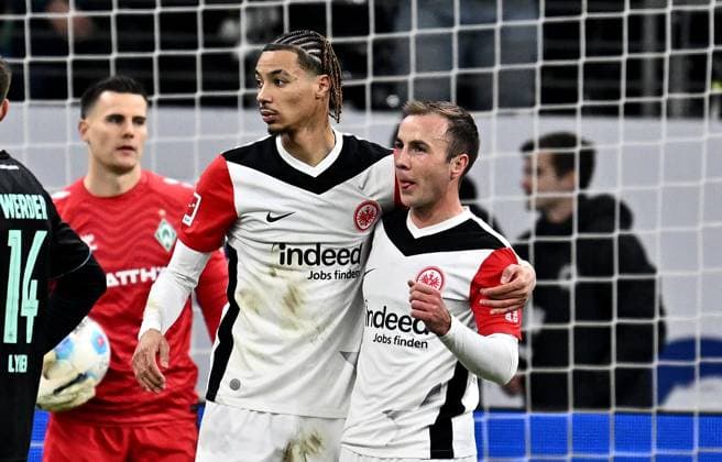 23.11.2024, xfux, Fussball 1.Bundesliga, Eintracht Frankfurt - SV Werder Bremen, emspor, v.l. Hugo Ekitike (Eintracht Frankfurt), Mario Götze Goetze (Eintracht Frankfurt) Torjubel, Jubel, Goal celebration, celebrate the goal zum 1:0 jubelnd bejubelt jubelt jubeln Jubel (DFL DFB REGULATIONS PROHIBIT ANY USE OF PHOTOGRAPHS as IMAGE SEQUENCES and or QUASI-VIDEO) Frankfurt am Main