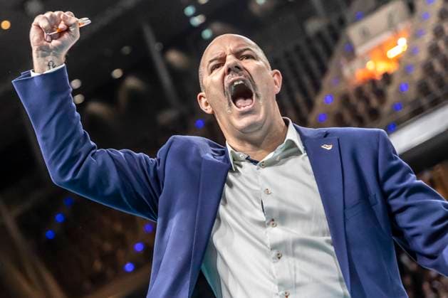 Sport Bilder des Tages 23.11.2024, Berlin, Volleyball, Maenner: DVV-Pokal, Viertelfinale, BR Volleys - SVG Lueneburg, Max-Schmeling-Halle. Trainer Joel Banks der Berlin Volleys jubelt nach Satzgewinn. BR Volleys - SVG Lueneburg