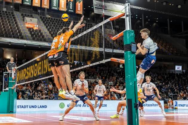 23.11.2024, Berlin, Volleyball, Maenner: DVV-Pokal, Viertelfinale, BR Volleys - SVG Lueneburg, Max-Schmeling-Halle. Theo Mohwinkel (r-l) von SVG Lueneburg spielt den Ball gegen Berlins Block aus Daniel Malescha und Matthew Knigge. BR Volleys - SVG Lueneburg