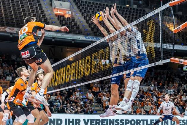 Sport Bilder des Tages 23.11.2024, Berlin, Volleyball, Maenner: DVV-Pokal, Viertelfinale, BR Volleys - SVG Lueneburg, Max-Schmeling-Halle. Berlins Daniel Malescha (l) spielt den Ball gegen Lueneburgs Block. BR Volleys - SVG Lueneburg