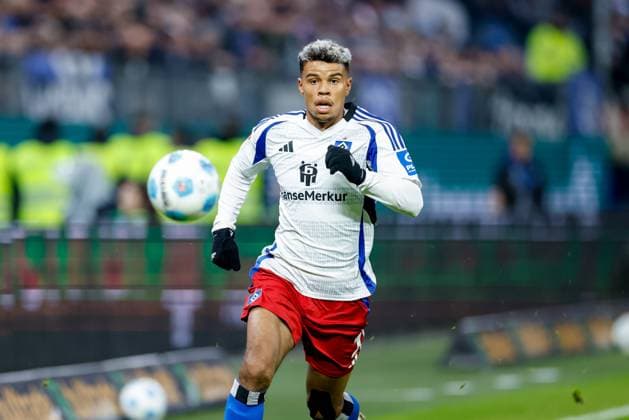 Hamburg, 23. November 2024 - Fußball, 2. Bundesliga 2024 25, Hamburger SV - FC Schalke 04: Ransford-Yeboah Königsdörffer (Hamburger SV, 11) DFL REGULATIONS PROHIBIT ANY USE OF PHOTOGRAPHS AS IMAGE SEQUENCES AND OR QUASI-VIDEO.