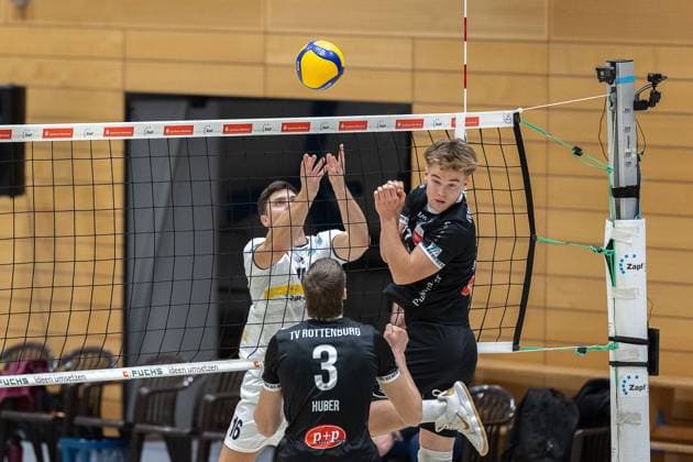 Perica Stanic (SV Schwaig, 16), Jan Huber (TV Rottenburg, 03), Aurel Sprenger (TV Rottenburg, 17), SV Schwaig Volleyball - TV Rottenburg, Volleyball, 2. Bundesliga Sued, 6. Spieltag, 23.11.2024 SV Schwaig Volleyball - TV Rottenburg, Volleyball, 2. Bundesliga Sued, 6. Spieltag, 23.11.2024 Schwaig Copyright: xEibner-Pressefoto G.xSantemizx EP_GSZ