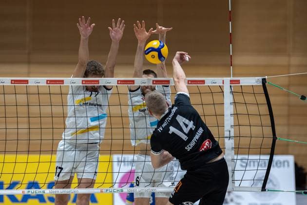 Lauritz Jastrow (SV Schwaig, 17), Max Bibrack (SV Schwaig, 06), Timon Schippmann (TV Rottenburg, 14), SV Schwaig Volleyball - TV Rottenburg, Volleyball, 2. Bundesliga Sued, 6. Spieltag, 23.11.2024 SV Schwaig Volleyball - TV Rottenburg, Volleyball, 2. Bundesliga Sued, 6. Spieltag, 23.11.2024 Schwaig Copyright: xEibner-Pressefoto G.xSantemizx EP_GSZ