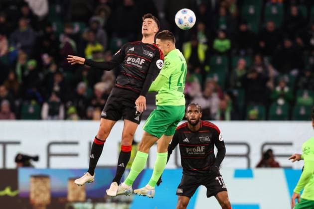 Sport Themen der Woche KW47 Janik Haberer (l.,1. FC Union Berlin,19) und Jordan Siebatcheu (1. FC Union Berlin,17) gegen Bence Dardai (VfL Wolfsburg,24) - 1. Fussball Bundesliga Saison 2024-2025 Punktspiel VfL Wolfsburg vs. 1. FC Union Berlin in der Volkswagen Arena in Wolfsburg - Aktion,Fussball,Deutschland,Mann,Männer,23.11.2024 *** Janik Haberer l ,1 FC Union Berlin,19 and Jordan Siebatcheu 1 FC Union Berlin,17 against Bence Dardai VfL Wolfsburg,24 1 Soccer Bundesliga Season 2024 2025 Point Match VfL Wolfsburg vs 1 FC Union Berlin at the Volkswagen Arena in Wolfsburg Action,Soccer,Germany,Man,Men,23 11 2024