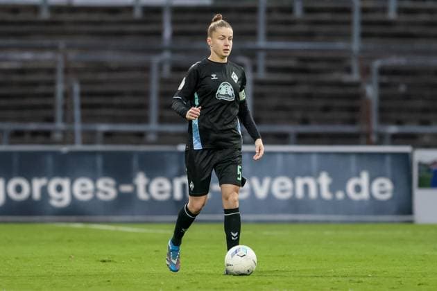 v.li.: Michelle Ulbrich (SV Werder Bremen, 5) am Ball, Freisteller, Einzelbild, Ganzkörper, Aktion, Action, Spielszene, DIE DFB-RICHTLINIEN UNTERSAGEN JEGLICHE NUTZUNG VON FOTOS ALS SEQUENZBILDER UND ODER VIDEOÄHNLICHE FOTOSTRECKEN. DFB REGULATIONS PROHIBIT ANY USE OF PHOTOGRAPHS AS IMAGE SEQUENCES AND OR QUASI-VIDEO., 23.11.2024, Köln (Deutschland), Fussball, DFB-Pokal Frauen, SC Fortuna Köln - SV Werder Bremen