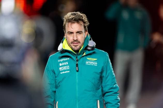 23rd November 2024; Las Vegas, Nevada, USA. F1 Las Vegas Grand Prix; Race Day; Fernando Alonso (14) of Spain and team Aston Martin Aramco F1 at the driver& x2019;s parade  ActionPlus12719460 BobxKupbens