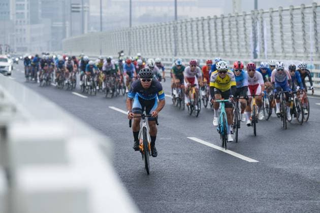 Bilder des Jahres 2024, Sport 11 November Sport Themen der Woche KW47 Sport Bilder des Tages (241124) -- MACAO, Nov. 24, 2024 -- Cyclists compete during the 2024 Guangdong-Hong Kong-Macao Road cycling, Rad, Radsport, Strasse Race and the test event for China s 15th National Games in Macao, south China, Nov. 24, 2024. ) (SP)CHINA-MACAO-CYCLING-GREATER BAY AREA-ROAD RACE(CN) CheongxKamxKa 