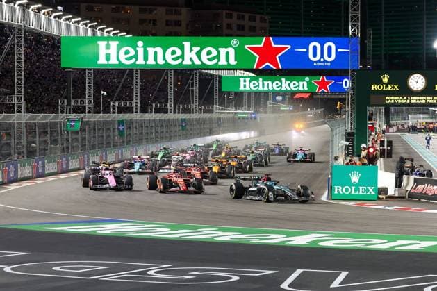 Start, George Russell (Mercedes-AMG), Carlos Sainz jr. (Scuderia Ferrari HP), Pierre Gasly (Alpine), Grosser Preis von Las Vegas, Motorsport, Herren, Formel 1, Rennen, 23.11.2024 Las Vegas Nevada USA