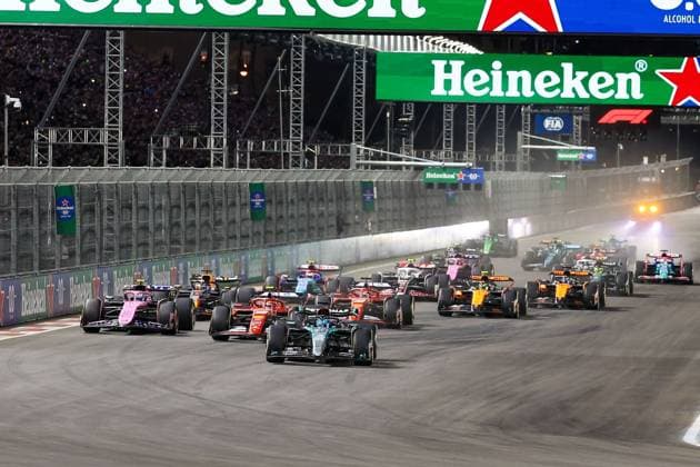 Start, George Russell (Mercedes-AMG), Carlos Sainz jr. (Scuderia Ferrari HP), Pierre Gasly (Alpine), Grosser Preis von Las Vegas, Motorsport, Herren, Formel 1, Rennen, 23.11.2024 Las Vegas Nevada USA