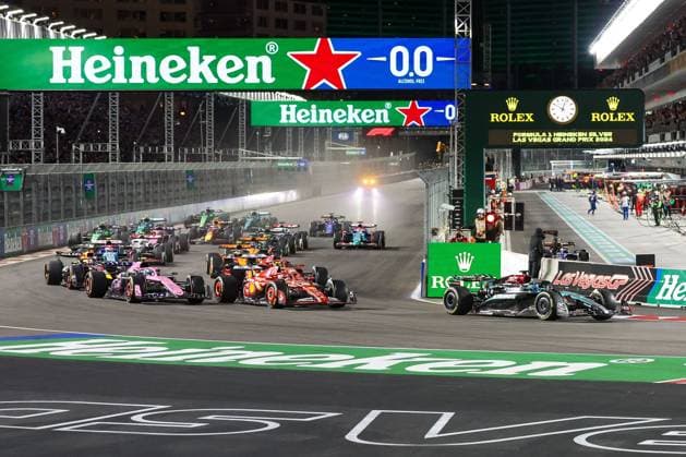 Start, George Russell (Mercedes-AMG), Carlos Sainz jr. (Scuderia Ferrari HP), Pierre Gasly (Alpine), Grosser Preis von Las Vegas, Motorsport, Herren, Formel 1, Rennen, 23.11.2024 Las Vegas Nevada USA
