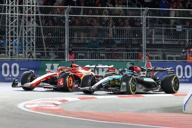 Duell zwischen Charles Leclerc (Scuderia Ferrari HP) und George Russell (Mercedes-AMG), Grosser Preis von Las Vegas, Motorsport, Herren, Formel 1, Rennen, 23.11.2024 Las Vegas Nevada USA