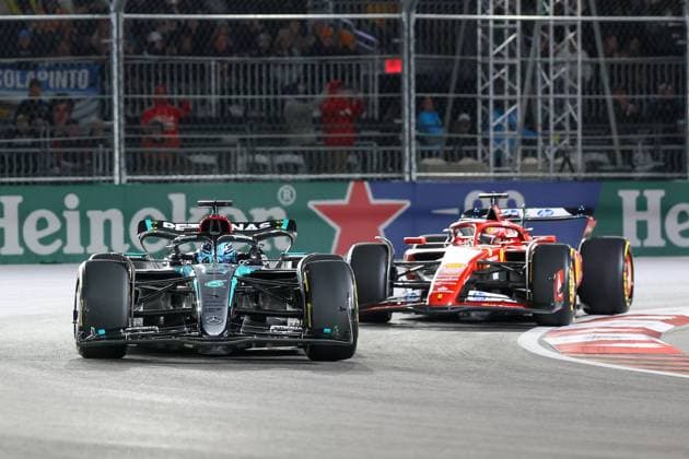 George Russell (Mercedes-AMG) gefolgt von Charles Leclerc (Scuderia Ferrari HP), Grosser Preis von Las Vegas, Motorsport, Herren, Formel 1, Rennen, 23.11.2024 Las Vegas Nevada USA