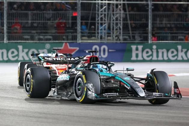 George Russell (Mercedes-AMG) gefolgt von Charles Leclerc (Scuderia Ferrari HP), Grosser Preis von Las Vegas, Motorsport, Herren, Formel 1, Rennen, 23.11.2024 Las Vegas Nevada USA