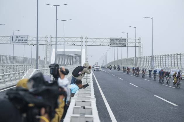 (241124) -- MACAO, Nov. 24, 2024 -- Cyclists compete during the 2024 Guangdong-Hong Kong-Macao Road cycling, Rad, Radsport, Strasse Race and the test event for China s 15th National Games in Macao, south China, Nov. 24, 2024. ) (SP)CHINA-MACAO-CYCLING-GREATER BAY AREA-ROAD RACE(CN) CheongxKamxKa 