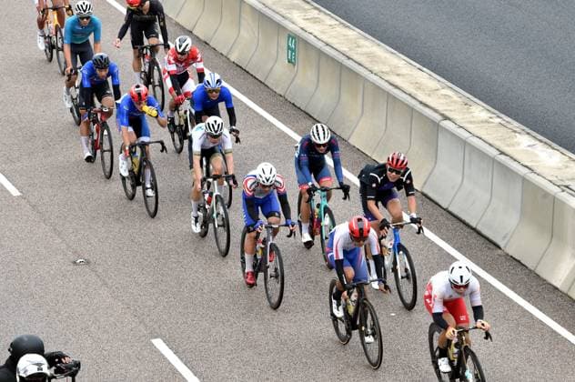 (241124) -- HONG KONG, Nov. 24, 2024 -- Cyclists compete during the 2024 Guangdong-Hong Kong-Macao Road cycling, Rad, Radsport, Strasse Race and the test event for China s 15th National Games in Hong Kong, south China, Nov. 24, 2024. (Photo by Xinhua) (SP)CHINA-HONG KONG-CYCLING-GREATER BAY AREA-ROAD RACE(CN) LoxPingxFai 