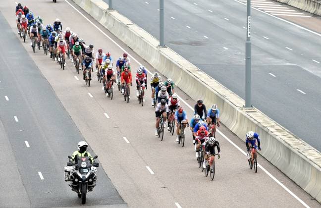 (241124) -- HONG KONG, Nov. 24, 2024 -- Cyclists compete during the 2024 Guangdong-Hong Kong-Macao Road cycling, Rad, Radsport, Strasse Race and the test event for China s 15th National Games in Hong Kong, south China, Nov. 24, 2024. (Photo by Xinhua) (SP)CHINA-HONG KONG-CYCLING-GREATER BAY AREA-ROAD RACE(CN) LoxPingxFai 