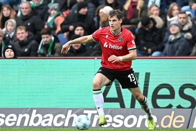 2. Bundesliga - Hannover 06 - SV Darmstadt 98 am 23.11.2024 in der HDI Arena in Hannover Max Christiansen (Hannover 96) am Ball.
