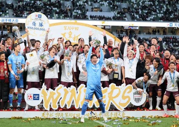 Bilder des Jahres 2024, Sport 11 November Sport Themen der Woche KW47 Sport Bilder des Tages November 23, 2024, Tokyo , Japan - Vissel Kobe goalie Shota Arai (C) raises the Emperor s Cup as they won the championship in the final at Japan s national stadium in Tokyo on Saturday, November 23, 2024. Vissel Kobe defeated Gamba Osaka 1-0 in the final. (photo by Yoshio Tsunoda AFLO) Noxthirdxpartyxsales  (0781644314st)