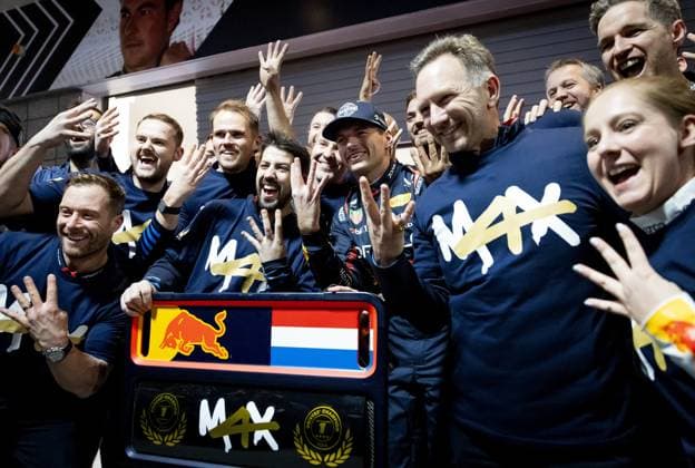 Formel 1, GP Las Vegas, Max Verstappen ist zum vierten Mal Weltmeister LAS VEGAS - Max Verstappen (Red Bull Racing) celebrates winning his fourth world title with his team after the Las Vegas Grand Prix. ANP SEM VAN DER WAL xVIxANPxSportx xxANPxIVx 514146051 originalFilename: 514146051.jpg
