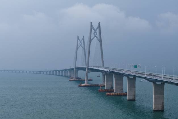(241124) -- ZHUHAI, Nov. 24, 2024 -- This aerial photo shows cyclists competing across the Hong Kong-Zhuhai-Macao Bridge during the 2024 Guangdong-Hong Kong-Macao Road cycling, Rad, Radsport, Strasse Race and the test event for China s 15th National Games in Zhuhai, south China s Guangdong Province, Nov. 24, 2024. ) (SP)CHINA-ZHUHAI-CYCLING-GREATER BAY AREA-ROAD RACE(CN) LiuxDawei 