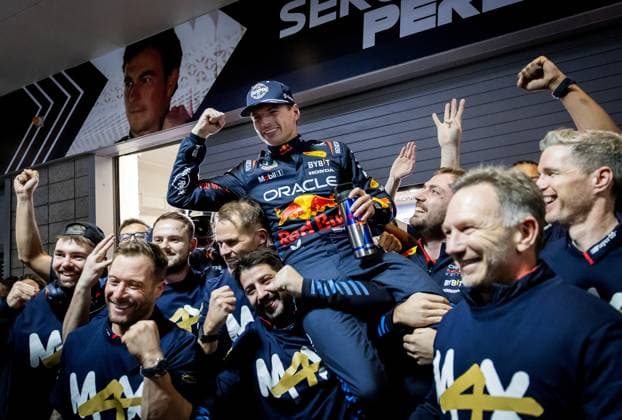 LAS VEGAS - Max Verstappen (Red Bull Racing) celebrates winning his fourth world title with his team after the Las Vegas Grand Prix. ANP SEM VAN DER WAL xVIxANPxSportx xxANPxIVx 514146300 originalFilename: 514146300.jpg