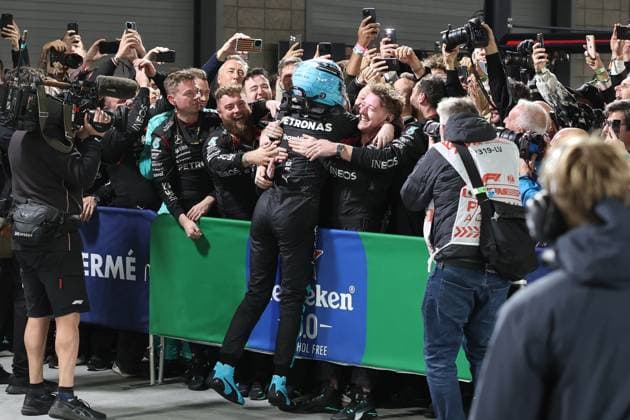 George Russell (Mercedes-AMG) feiert seinen Sieg mit dem team, Grosser Preis von Las Vegas, Motorsport, Herren, Formel 1, Rennen, 23.11.2024 Las Vegas Nevada USA