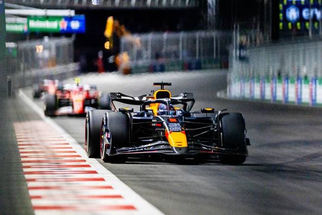 23rd November 2024; Las Vegas, Nevada, USA. F1 Las Vegas Grand Prix; Race Day; Max Verstappen (1) of Netherlands and team Oracle Red Bull Racing leads the pair of Ferraris down the home straight  ActionPlus12719547 BobxKupbens