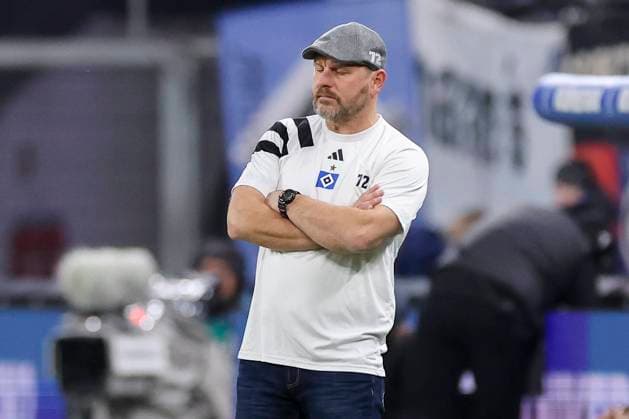 Trainer Steffen Baumgart (Hamburger SV) schaut enttaeuscht, 2. Bundesliga, Hamburger SV vs FC Schalke 04, Volksparkstadion am 23. November 2024 in Hamburg, Deutschland. (Foto von Marco Steinbrenner DeFodi Images) Trainer Steffen Baumgart (Hamburger SV) looks dejected, 2. Bundesliga, Hamburger SV vs FC Schalke 04, Volksparkstadion, November 23, 2024 in Hamburg, Germany. (Photo by Marco Steinbrenner DeFodi Images) DFB DFL REGULATIONS PROHIBIT ANY USE OF PHOTOGRAPHS AS IMAGE SEQUENCES AND OR QUASI-VIDEO. Defodi-700_hsv_schalke_20241123_163